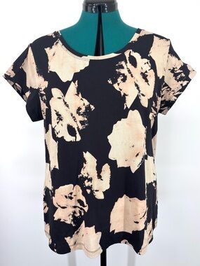 CAbi Flash Tee # 4473, Black Cap Sleeve Tee with Beige Floral Motif, Large